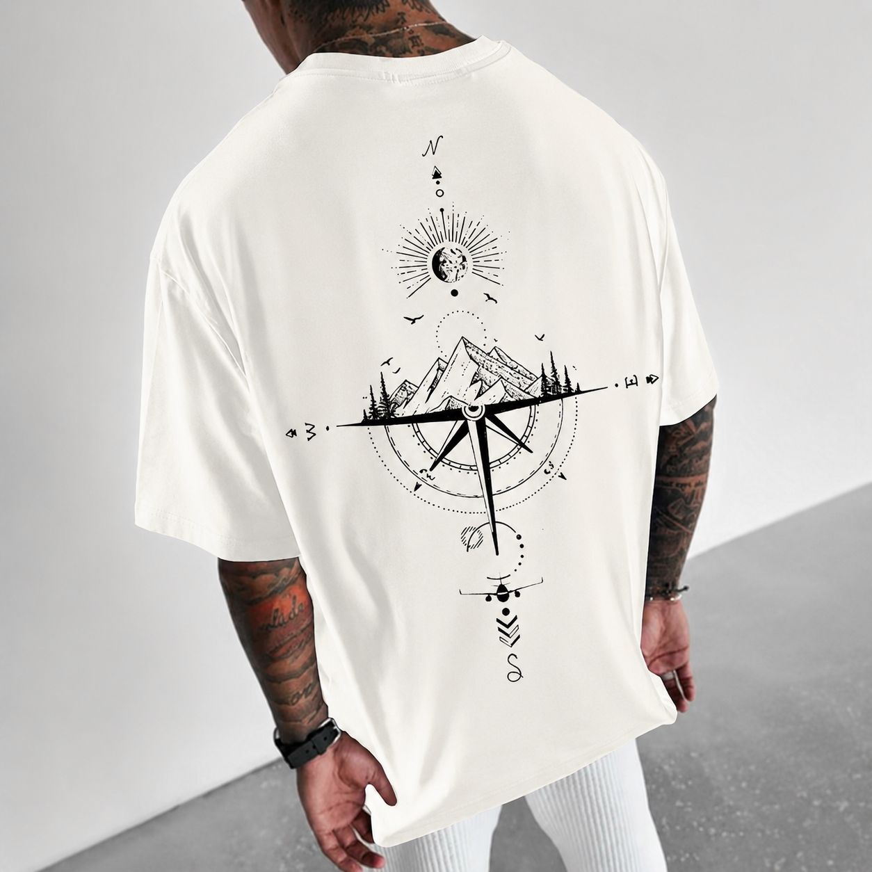ILEERA Oversize-T-Shirt mit Kompass-Print in Weiß am Model – Rückseite