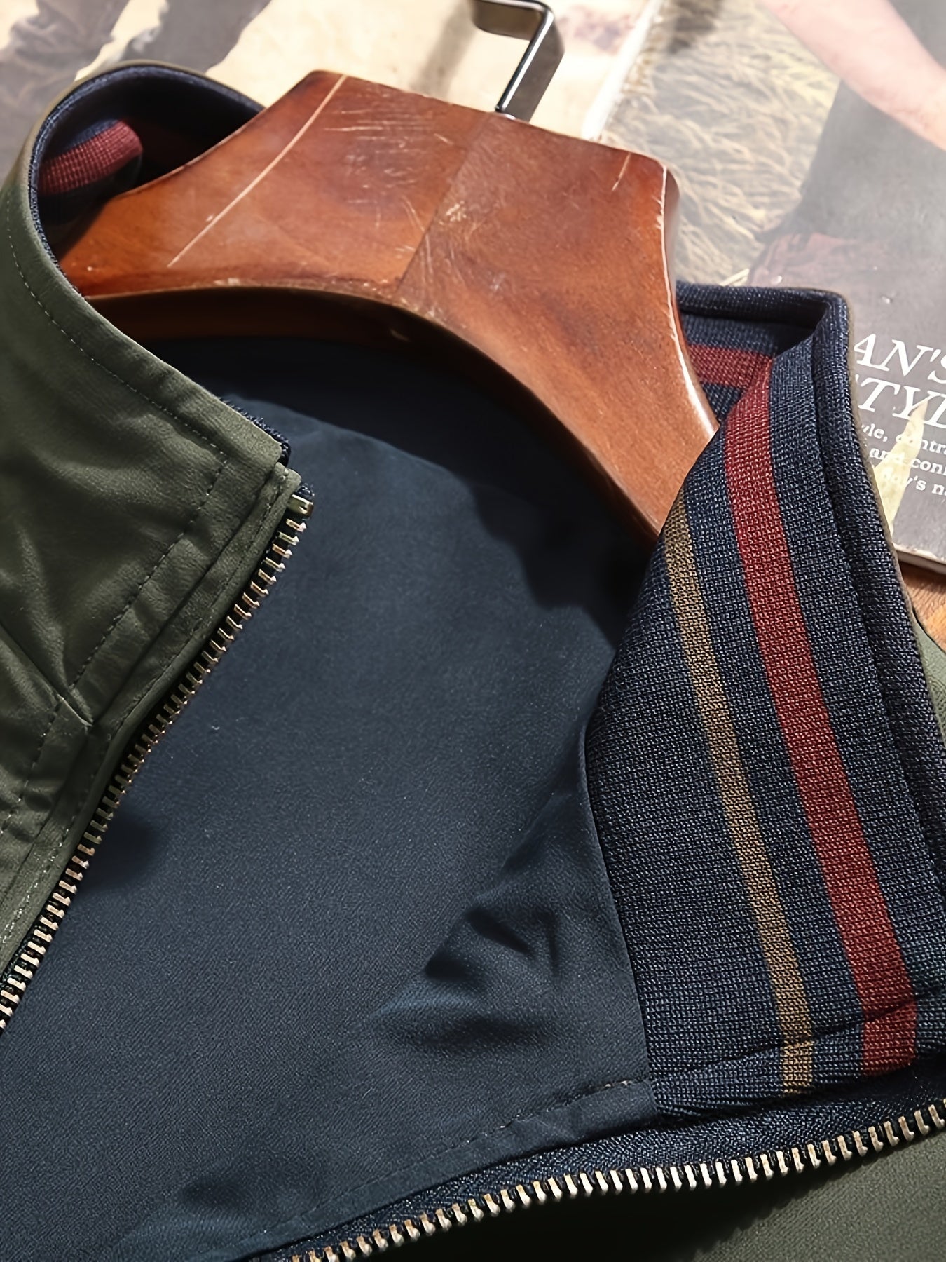 Herrenjacke Olivgrün – Zweifarbige Stehkragen-Jacke mit Reißverschluss