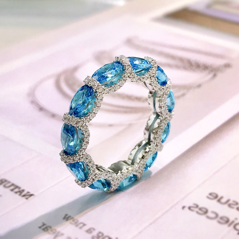 Ring mit synthetischen Diamanten und synthetischem Aquamarin