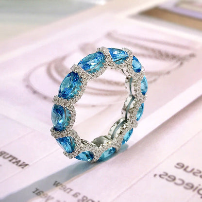 Ring mit synthetischen Diamanten und synthetischem Aquamarin