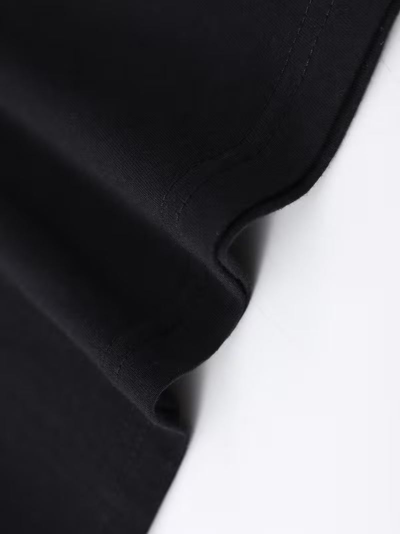 ILEERA Abstract Face T-Shirt in Schwarz – Stoff- und Ärmeldetail