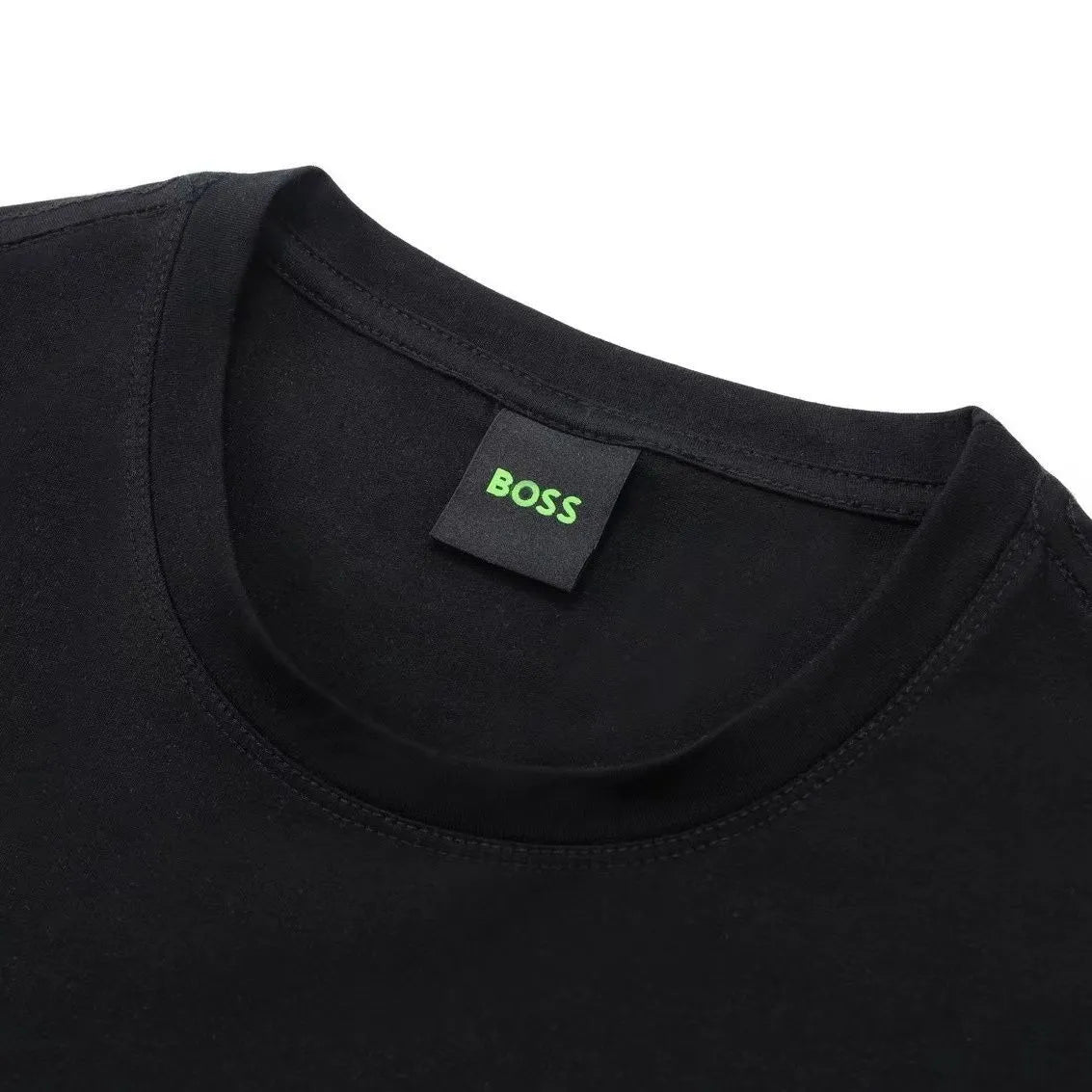 Herren T-Shirt A5087 – Detail am Rundhalsausschnitt