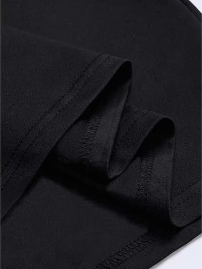 ILEERA It’s OK T-Shirt in Schwarz – Ärmel- und Stoffdetail