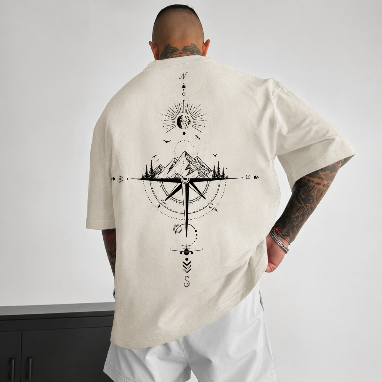 ILEERA Oversize-T-Shirt mit Kompass-Print in Beige – Rückseite