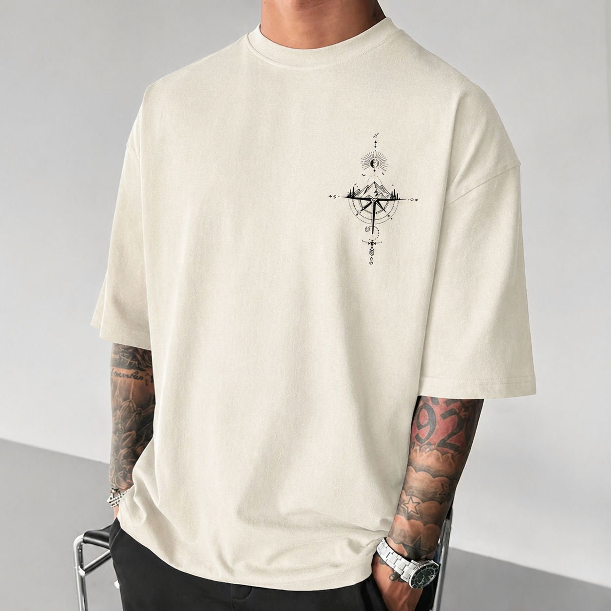 ILEERA Oversize-T-Shirt mit Kompass-Print in Beige – Vorderseite