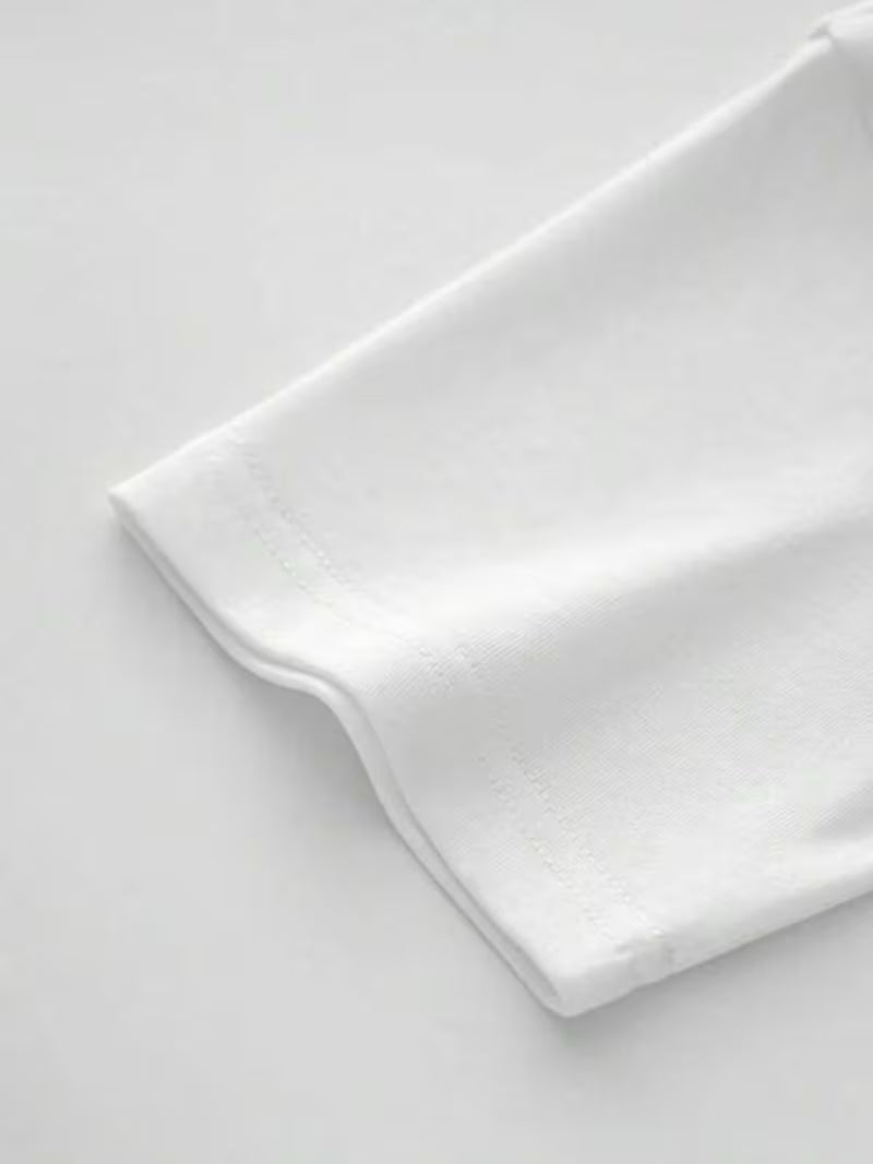 ILEERA Kompass-Art T-Shirt in Weiß – Ärmeldetail