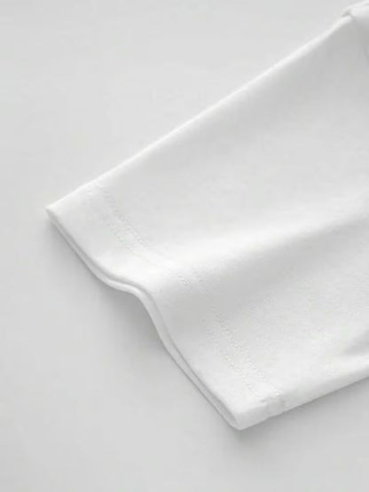 ILEERA Kompass-Art T-Shirt in Weiß – Ärmeldetail
