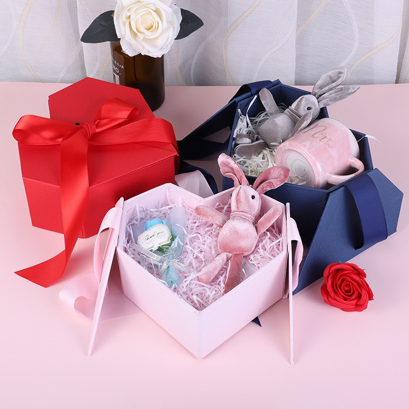Herzförmige Geschenkbox mit Doppeltür und Schleife