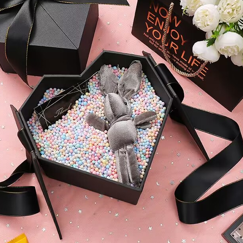 Herzförmige Geschenkbox mit Doppeltür und Schleife