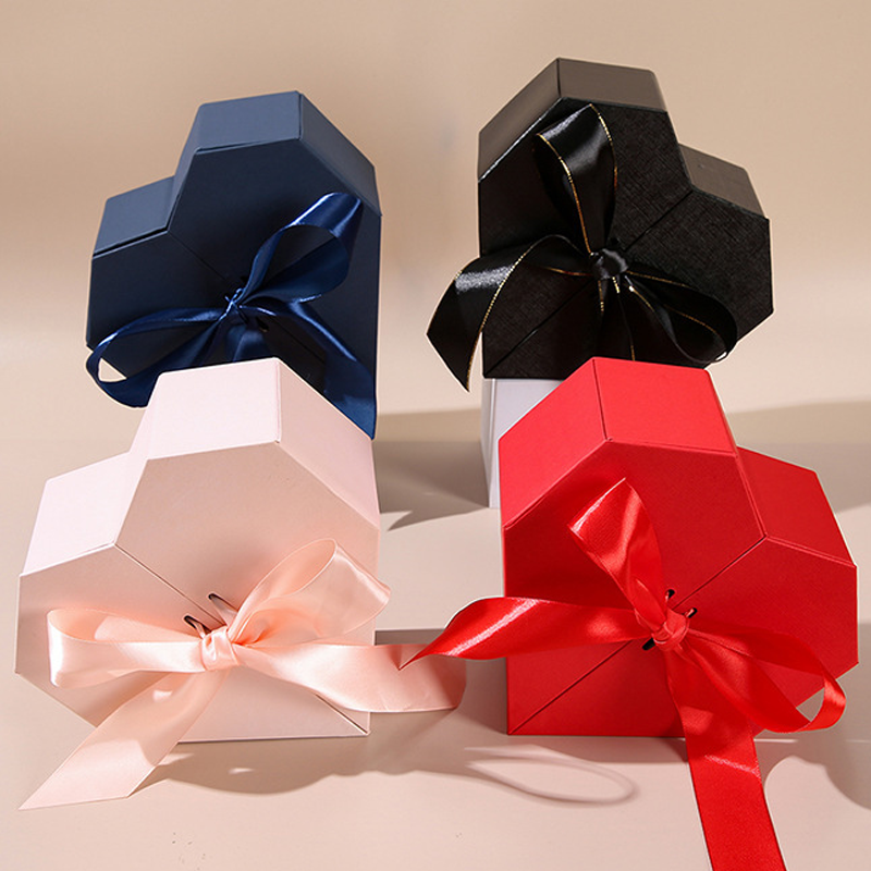 Herzförmige Geschenkbox mit Doppeltür und Schleife