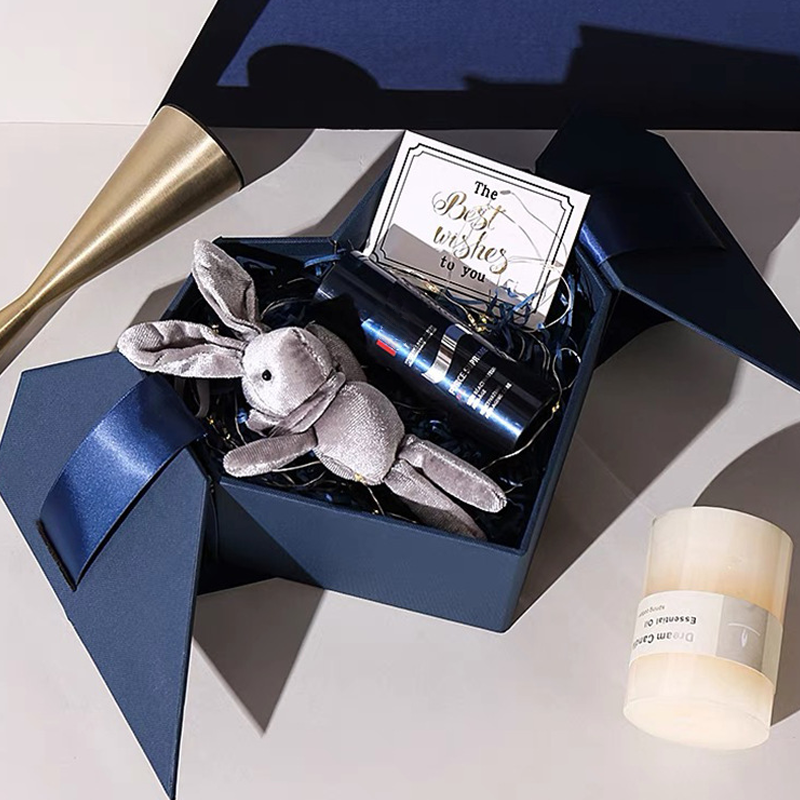 Herzförmige Geschenkbox mit Doppeltür und Schleife